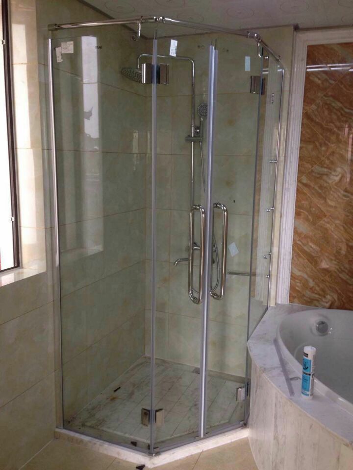 为避免水花，安装现代精致淋浴房